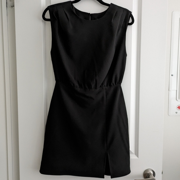 Dynamite Black Sleeveless Shift Dress - Picture 4 of 9